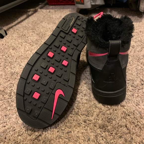 Neon Pink & Black Nike snow boots - Picture 3 of 3